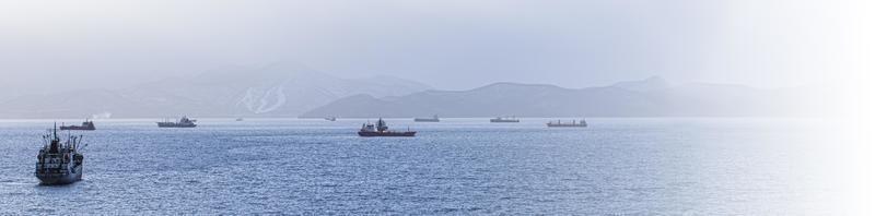 visvangst zegenvissers in avacha baai in kamchatka schiereiland foto