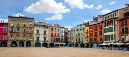 wazig plein burgemeester in vic Aan een zonnig dag gevulde met toeristen, Catalonië, Spanje foto