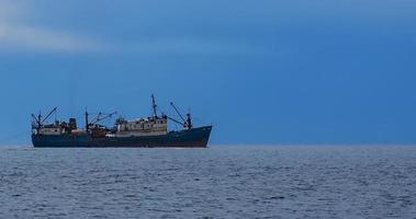 selectief focus. visvangst vaartuig voor visvangst in de zee. foto