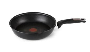 frituren pan met zwart marmeren coating geïsoleerd Aan wit achtergrond foto