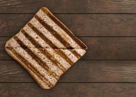 heet belegd broodje Aan oud houten achtergrond. visie van bovenstaand foto