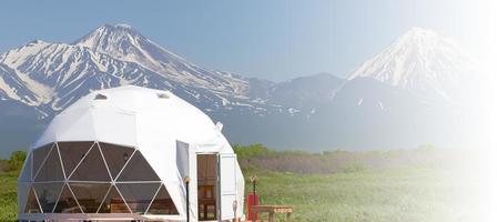 glamping huis in zomer en vulkaan, landelijk landschap, tent huizen in kamchatka schiereiland. selectief focus. foto