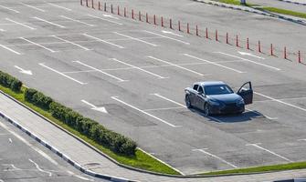 een auto met Open deur in de parkeren veel foto