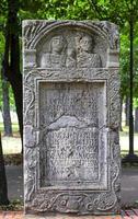 oud Romeins grafstenen met reliëfs van nis, Servië foto