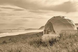 ronde glamping door de zee. zwart en wit foto