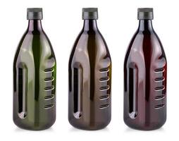 plastic flessen met olijf- olie Aan wit achtergrond foto