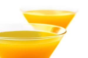 geel twee cocktail bril in wit achtergrond foto