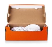 nieuw wit sportschoenen schoenen in rood doos. foto