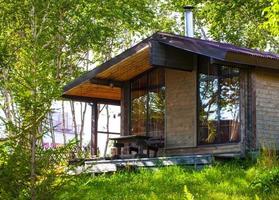 gelijkvloers houten huis in de bossen foto