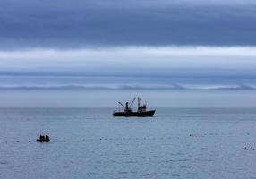 trawler vissersboot zeilen in open water foto