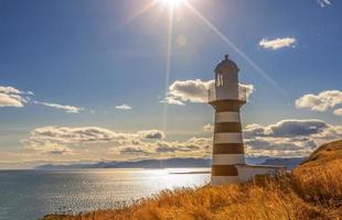 vuurtoren in kamchatka schiereiland is gelegen Aan mayachny kaap Aan kust van pittoreske avacha golf in de grote Oceaan oceaan foto