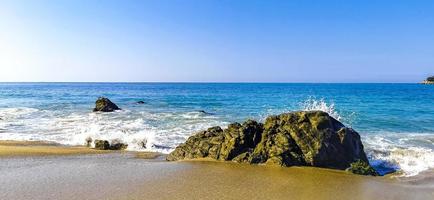 groot surfer golven en rotsen Bij strand puerto escondido Mexico. foto