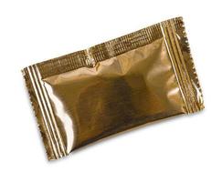 goud aluminium folie zak pakket geïsoleerd Aan wit achtergrond foto