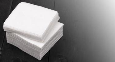 wit papier servetten Aan houten achtergrond dichtbij omhoog foto