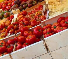 rood tomaten Aan de markt in houten dozen foto