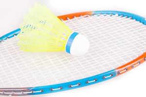 de shuttle Aan badminton racket detailopname foto