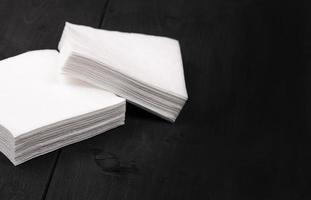 wit papier servetten Aan houten achtergrond dichtbij omhoog foto