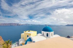 panoramisch visie van oia dorp, Santorini eiland, Griekenland. mooi landschap met zee visie. wit kerk en vulkaan visie, zomer reizen landschap foto