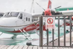 Nee binnenkomst waarschuwing teken Gevaar zone in luchthaven, watervliegtuig rotor, geautoriseerd personeel enkel en alleen, beperkt Oppervlakte. Maldiven mannetje luchthaven foto