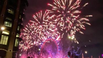 een visie van de nieuw jaren vooravond vuurwerk in Londen foto