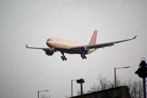 Londen in de uk in januari 2023. een visie van een vliegtuig komt eraan in land- Bij londen heide luchthaven foto