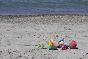 strand speelgoed Aan zand foto