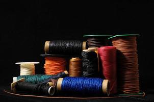 divers spoelen van naaien draad foto