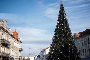 Kerstmis boom in hoofd plein van stad Oezjhorod, Oekraïne. foto