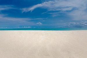 detailopname van zand Aan strand en blauw zomer lucht. geweldig tropisch natuur landschap. rust en inspirerend strand landschap, leeg landschap, zee zand lucht concept met kopiëren ruimte. exotisch landschap foto