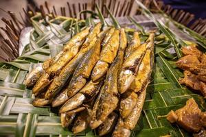 rauw tropisch vis klaar voor grill, middellandse Zee neef. fijnproever voedsel, traditioneel voedsel foto