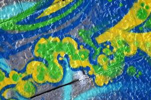 fragment van graffiti tekeningen. de oud muur versierd met verf vlekken in de stijl van straat kunst cultuur. gekleurde achtergrond structuur in groen tonen foto