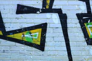 fragment van graffiti tekeningen. de oud muur versierd met verf vlekken in de stijl van straat kunst cultuur. gekleurde achtergrond structuur foto