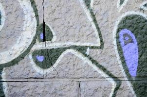 fragment van graffiti tekeningen. de oud muur versierd met verf vlekken in de stijl van straat kunst cultuur. gekleurde achtergrond structuur in Purper tonen foto