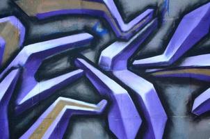 fragment van graffiti tekeningen. de oud muur versierd met verf vlekken in de stijl van straat kunst cultuur. gekleurde achtergrond structuur in Purper tonen foto