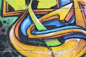 fragment van graffiti tekeningen. de oud muur versierd met verf vlekken in de stijl van straat kunst cultuur. veelkleurig achtergrond structuur foto