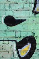 de oud muur, geschilderd in kleur graffiti tekening blauw aërosol pai foto