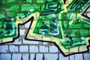fragment van een oud gekleurde graffiti tekening Aan de muur. achtergrond beeld net zo een illustratie van straat kunst, vandalisme en muur schilderij met aërosol verf foto