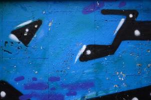 een fragment van graffiti tekening gebruik makend van contouren, toegepast naar de muur met de helpen van blikjes met aërosol verven over- de gekleurde vulling gebieden. achtergrond structuur van straat kunst en vandalisme foto
