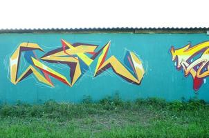 vol en volbracht graffiti kunstwerk. de oud muur versierd met verf vlekken in de stijl van straat kunst cultuur. gekleurde achtergrond structuur foto