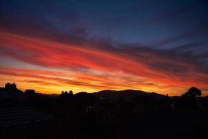 mooi zonsondergang lucht en wolken achtergrond. foto