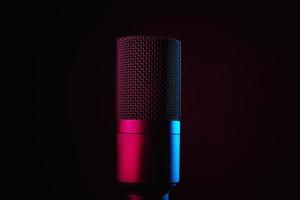 studio microfoon Aan donker achtergrond met neon lichten foto