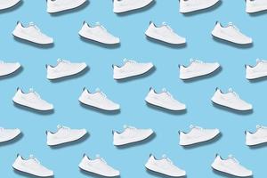 wit sportschoenen naadloos patroon Aan blauw achtergrond foto