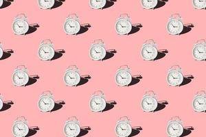 naadloos patroon met wijnoogst alarm klok Aan roze achtergrond foto