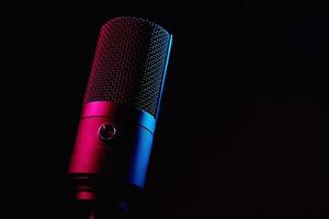 studio microfoon Aan donker achtergrond met neon lichten foto