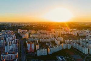 antenne visie van stad woon- wijk Bij zonsondergang foto