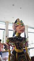 Indonesisch authentiek wayang golek, houten gesneden hengel marionet. foto