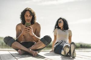 liefde paar resting Aan pier, Mens richten Bij meer foto