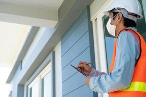 inspecteur of ingenieur is controle en inspecteren de gebouw of huis door gebruik makend van controlelijst. ingenieurs en architecten werk Aan gebouw de huis voordat overhandigen het over- naar de landheer. foto