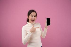 verrassing gezicht, wauw. gelukkig Aziatisch vrouw opgewonden over succes Aan smartphone. scherm Scherm Aan mobiel tonen van succesvol, beloningen, bonussen, krijgen promoties, winnaar, winnen, korting winkelen. portret foto