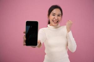 verrassing gezicht, Wauw gezicht. vrouw opgewonden over succes Aan smartphone. scherm Scherm Aan mobiel telefoon tonen resultaten van succesvol, beloningen, bonussen, krijgen promoties, winnaar, winnen, korting boodschappen doen foto